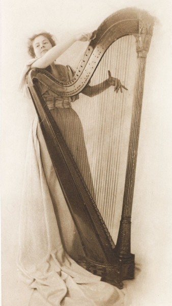 Accordant sa harpe