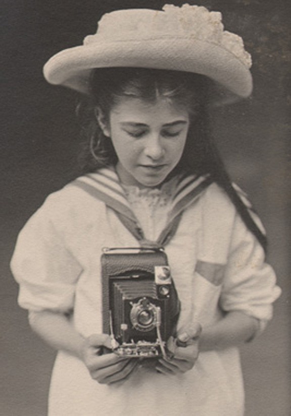 girl-with-kodak-1907-ysw