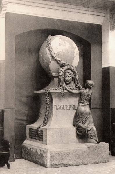 The Daguerre Monument
