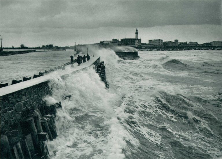 Unter Dem Zeichen Des Sturmballs (Warnemünde) | Under the Sign of the Storm Wall